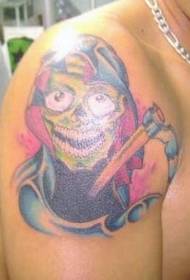 Tatuaggio blu morte sul mantello blu spalla