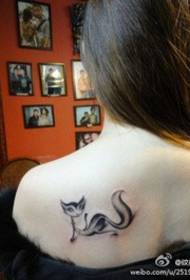 Заколдованная красивая татуировка плеча лисы