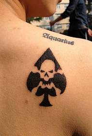 Тетоважа лобање покер мушкарца на рамену