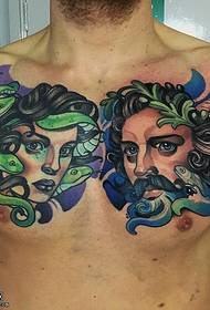Gyvatės plaukų poros tatuiruotės modelis ant krūtinės