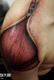 Modello di tatuaggio a spalla sulla carne