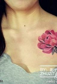 Model de tatuaj floral cu umăr clasic