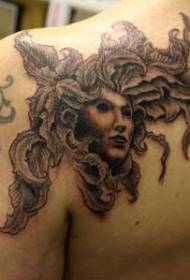 Ritratto di spalla e modello di tatuaggio vegetale