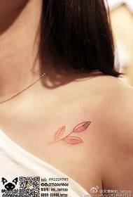 Modello di tatuaggio a una foglia sulla spalla