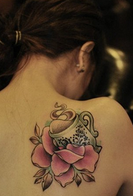 Schouder terug cup met bloemen tattoo patroon