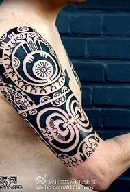 Pazia nyeusi kijivu totem muundo wa tattoo