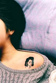 Tatuaj frumos de avatar de fată pe umărul unei fete