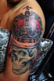 大臂逼真的彩色骷髅和红色皇冠纹身图案