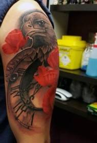 Orel velké paže se starými hodinami a červeným mákem tetování vzorem