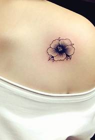 Omzunun altında güzel bir çiçek dövme deseni