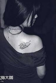 Totem del tatuaggio con ali sulle spalle
