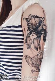 Schouder bloem vogel tattoo patroon