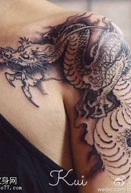 Modello di tatuaggio drago piatto piatto spalla
