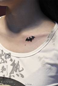 Patrón de tatuaxe de morcego de morcego no ombreiro