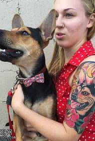 Modello di tatuaggio del piccolo cane lupo sulla spalla