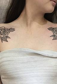 性感女神肩膀两边花朵纹身图案显高贵