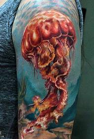 Tatoo la jellyfish kwenye begani