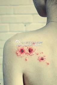 alcuni tatuaggi di fiori freschi sulle spalle