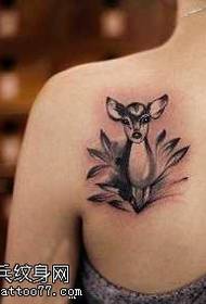 Patró de tatuatge de cérvols a l'espatlla
