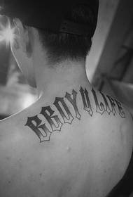 Kepribadian kata Inggris tato tato di bawah bahu seorang pria