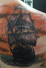 Skulder blekket seilbåt tatoveringsmønster