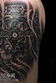 Schulteruhr Tattoo Muster