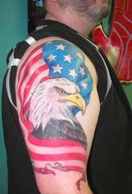 大臂鷹包裹美國國旗紋身圖案