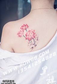 Ipateni ye-poppy tattoo egxalabeni