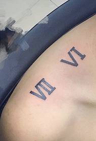 Persoonlijkheid jongens schouders Romeinse cijfers tattoo aan beide zijden