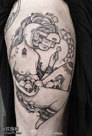 Žena s tetovažom na ramenu