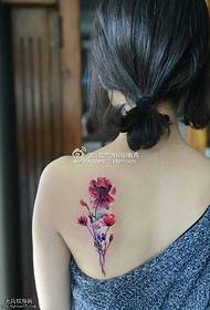 un bouquet di tatuaggi floreali sulle spalle