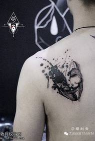 Modèle de tatouage demi-visage d'encre d'épaule