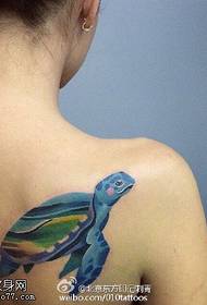 Візерунок татуювання черепахи на плечі