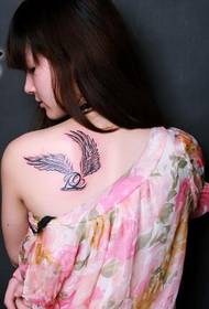 Краса плечі ніжні і ніжні крила тексту татуювання тексту