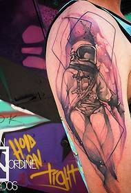 Акварельный рисунок татуировки плеча космонавта