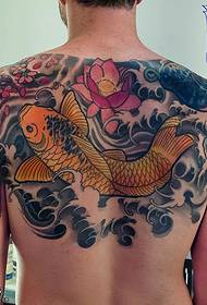Klassisches Kirsch-Koi-Tattoo-Muster auf der Schulter