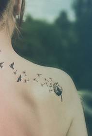 Глуварче тетоважа со прекрасни рамења