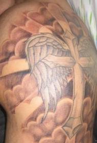 Plecu spārni šķērso mākoņu tetovējuma modeli