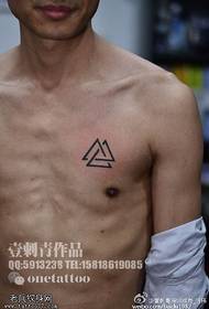 Triangulärt tatueringsmönster på axeln