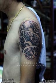 Modello del tatuaggio del genere sulla spalla