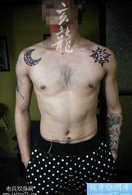 Váll klasszikus totem hold nap tetoválás mintával