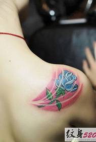 Tatouage d'épaule féminine