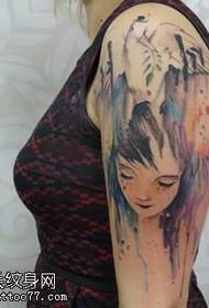 Modello di tatuaggio bambina inchiostro a spalla