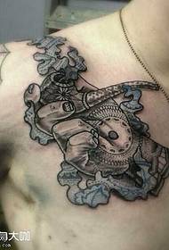 Modello di tatuaggio fumo spalla mano