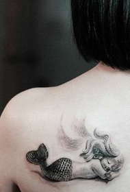 Piccolo tatuaggio a sirena con inchiostro sulla spalla
