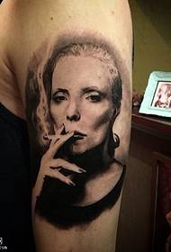 肩の喫煙女性のタトゥーパターン