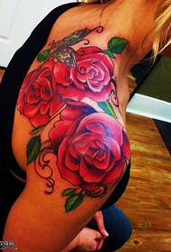 Bellissimo tatuaggio floreale sulle spalle