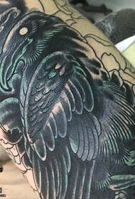 Motivo a tatuaggio gru nera sulla spalla