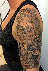 Modello di tatuaggio teschio nero grigio braccio sinistro da donna