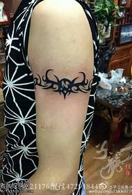 Motivo per tatuaggio a fascia sulla spalla